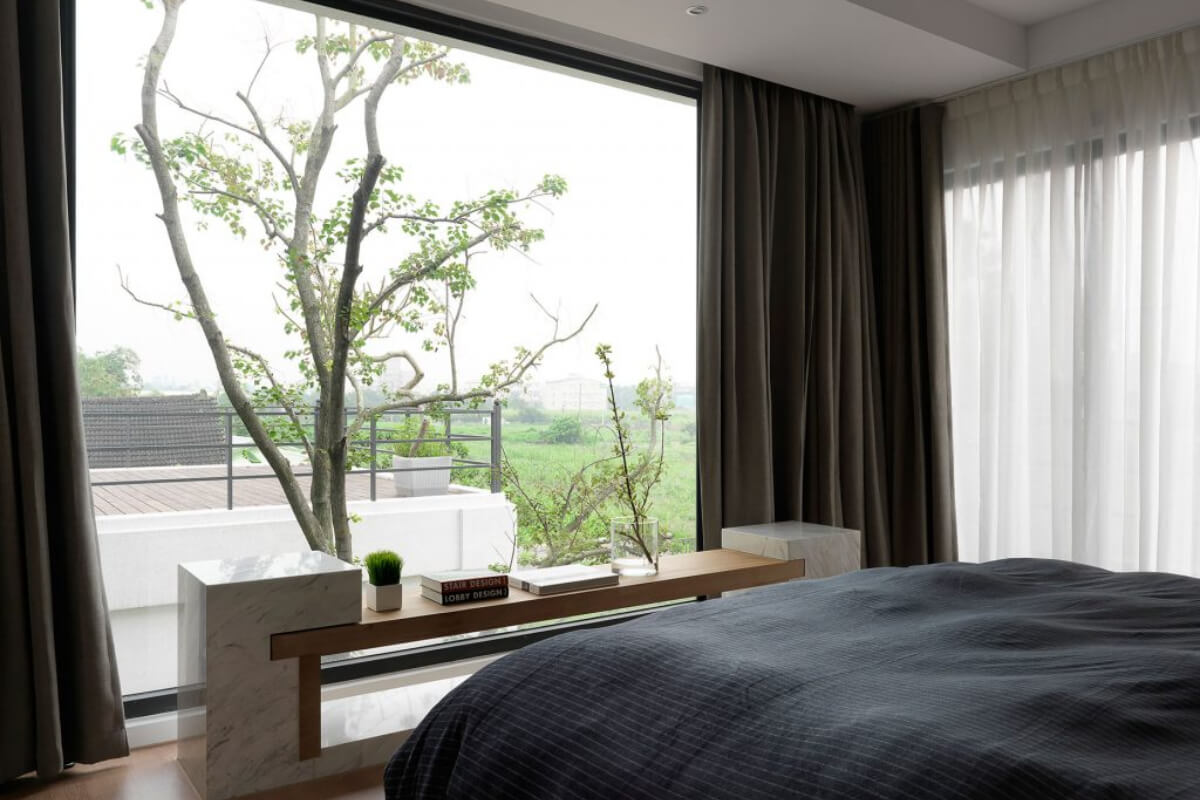 Decor phòng ngủ chill với rèm cửa sổ tinh tế, trang nhã