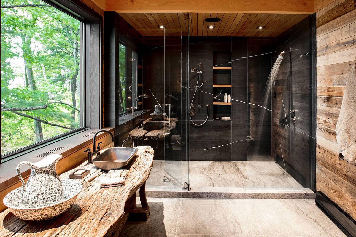 Phong cách Rustic thể hiện sự đơn sơ qua những vật dụng giản dị ở phòng tắm