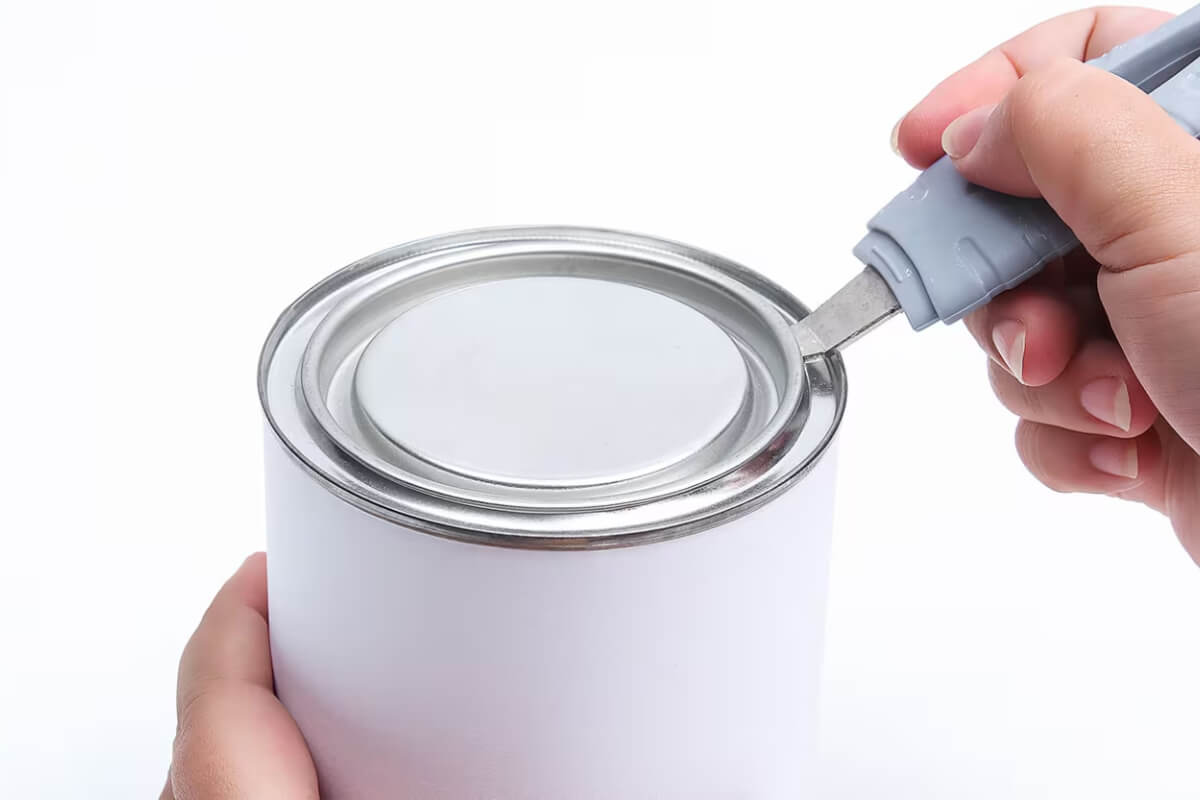 Sử dụng dao để mở nắp thùng sơn nhanh, đơn giản