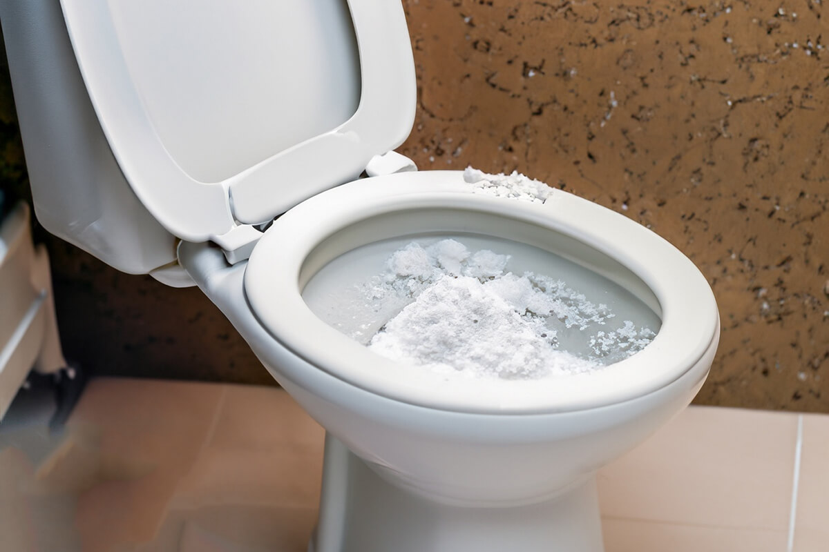 Sử dụng baking soda và muối trắng để xử lý mùi hôi nhà vệ sinh