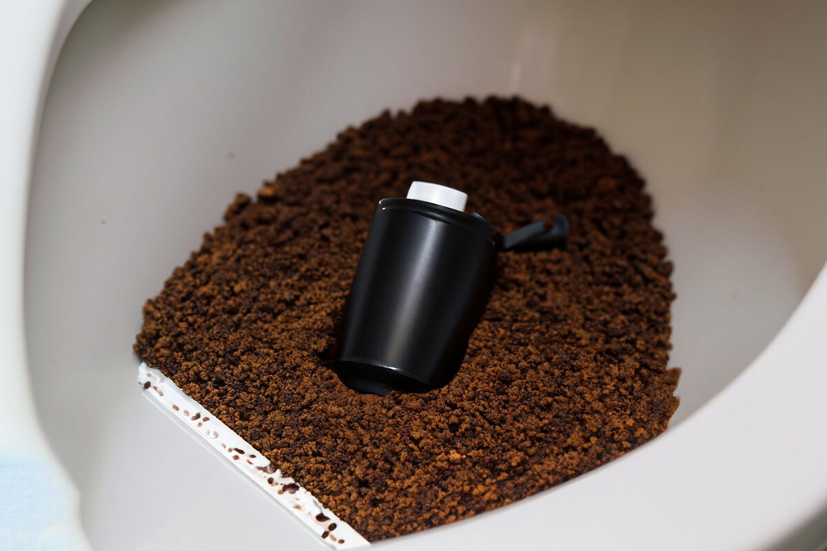 Xử lý mùi hôi nhà vệ sinh bằng bã cà phê hoặc bã trà