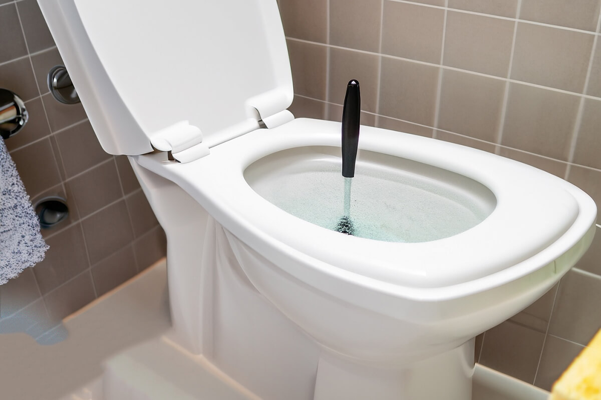 Thường xuyên vệ sinh nhà tắm để khử mùi hôi toilet