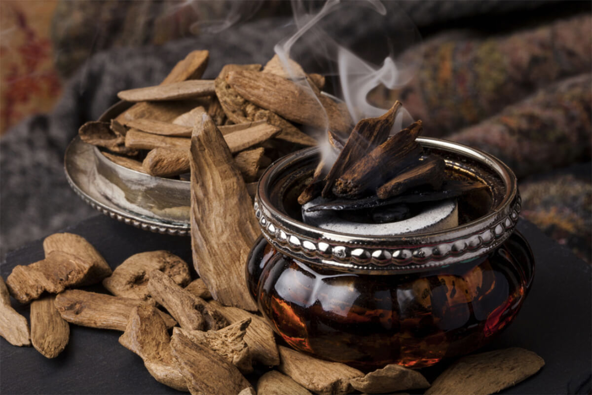 Vật dụng trầm hương như vòng trầm, nhang trầm hoặc nhánh gỗ để kích thích vận may